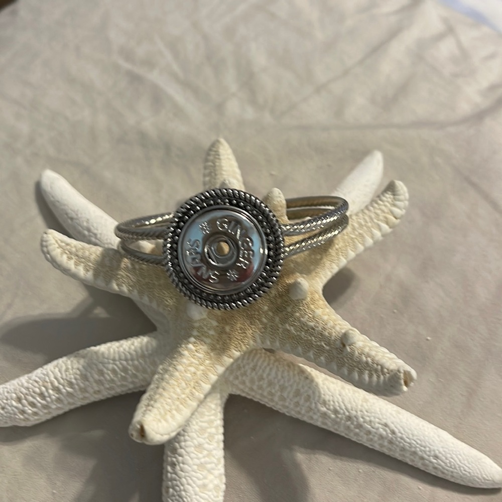 Ginger snap bracelet, comes with the snap in seen, it can be changed